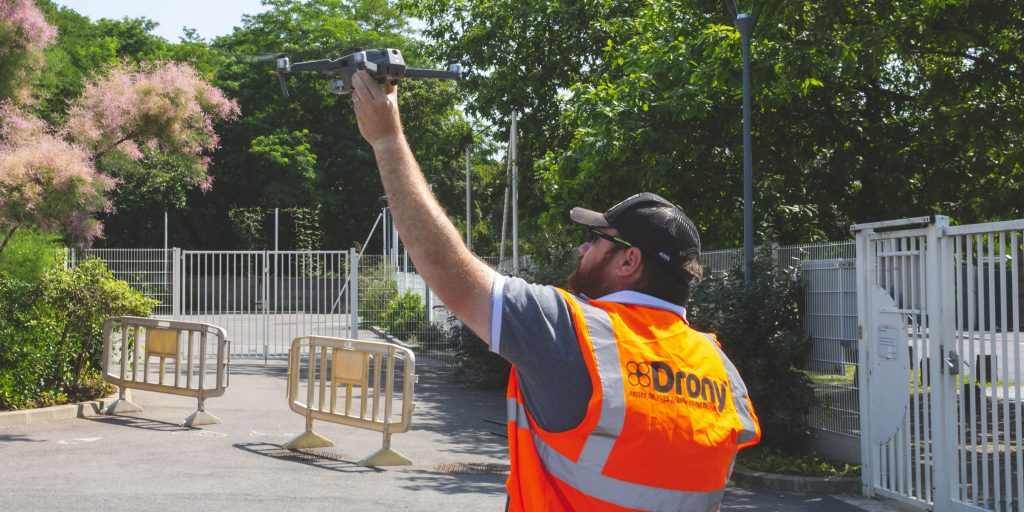 Pierre, instructeur télépilote qui récupère un drone à la main