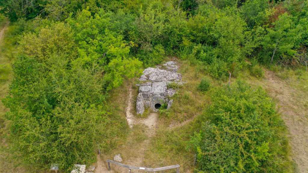 Photo par drone de l'entrée de l'allée couverte du Bois-Couturier de Guiry-en-Vexin