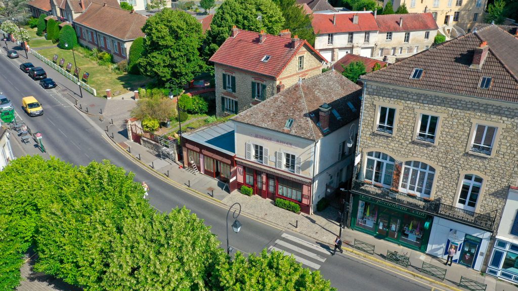 Vue par drone de l'auberge Ravoux d'Auvers-sur-Oise (95)