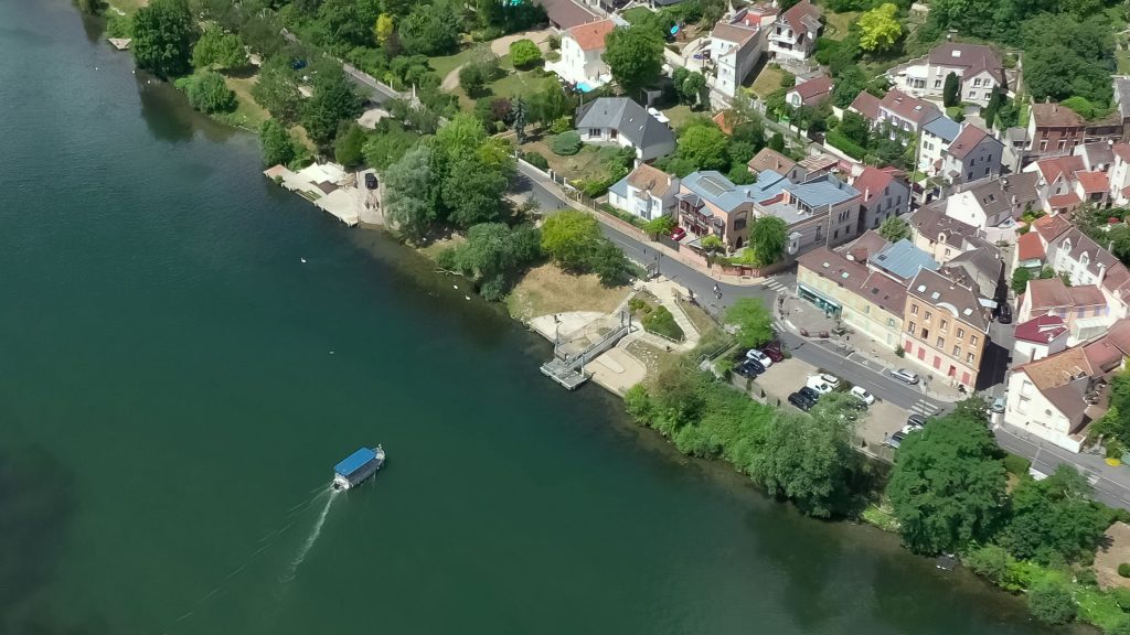 Vue par drone du bac (navette fluviale) à Herblay-sur-Seine, Vald'Oise