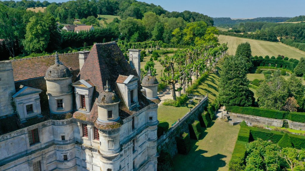 Photo par drone du Château d'Ambleville et ses jardins