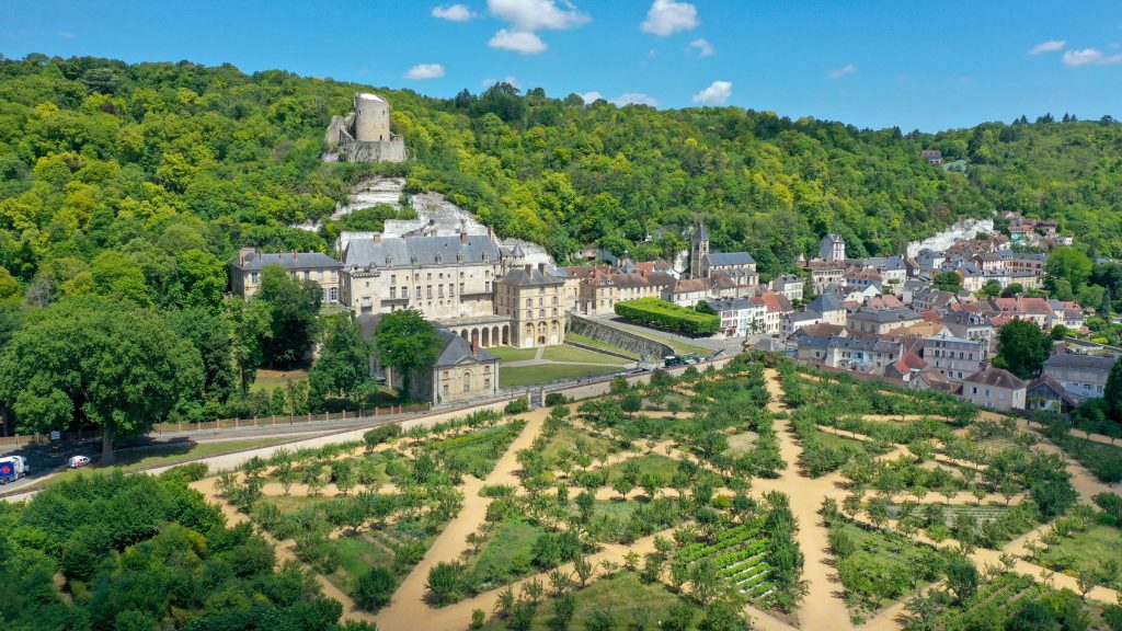 Vue aérienne par drone des jardins et du Château de La Roche-Guyon