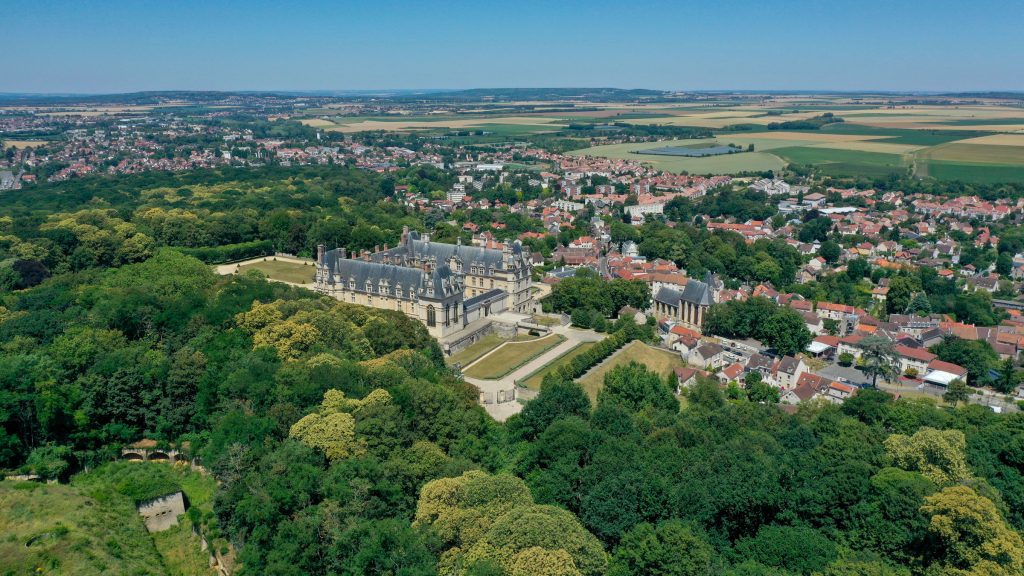 Vue par drone du Château et de la ville d'Écouen dans le Val d'Oise (95)