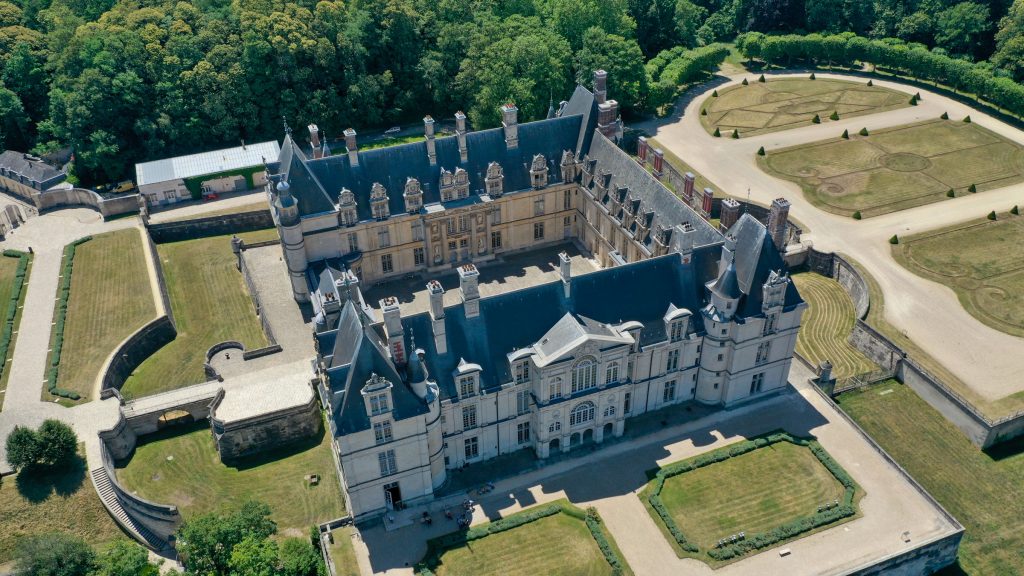 Photo aérienne par drone du Château d'Écouen dans le Val d'Oise