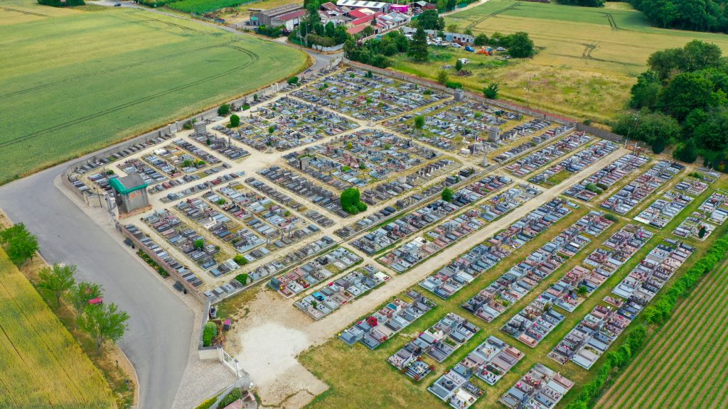 Vue par drone du cimetière d'Auvers-sur-Oise ou sont enterrés Vincent et Théodore van Gogh