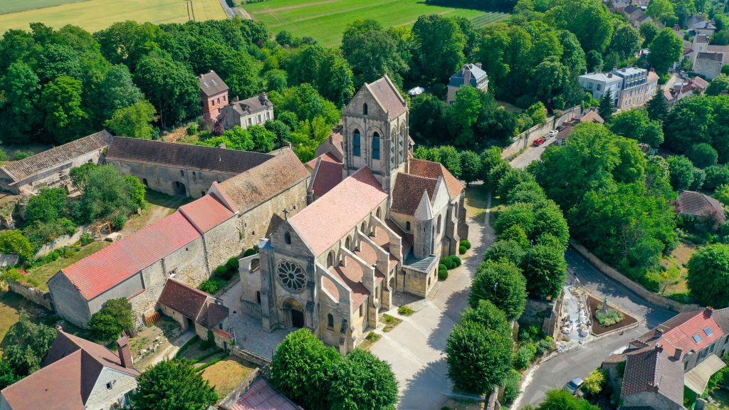 Photo par drone de l'église Notre-Dame de l'assomption d'Auvers-sur-Oise