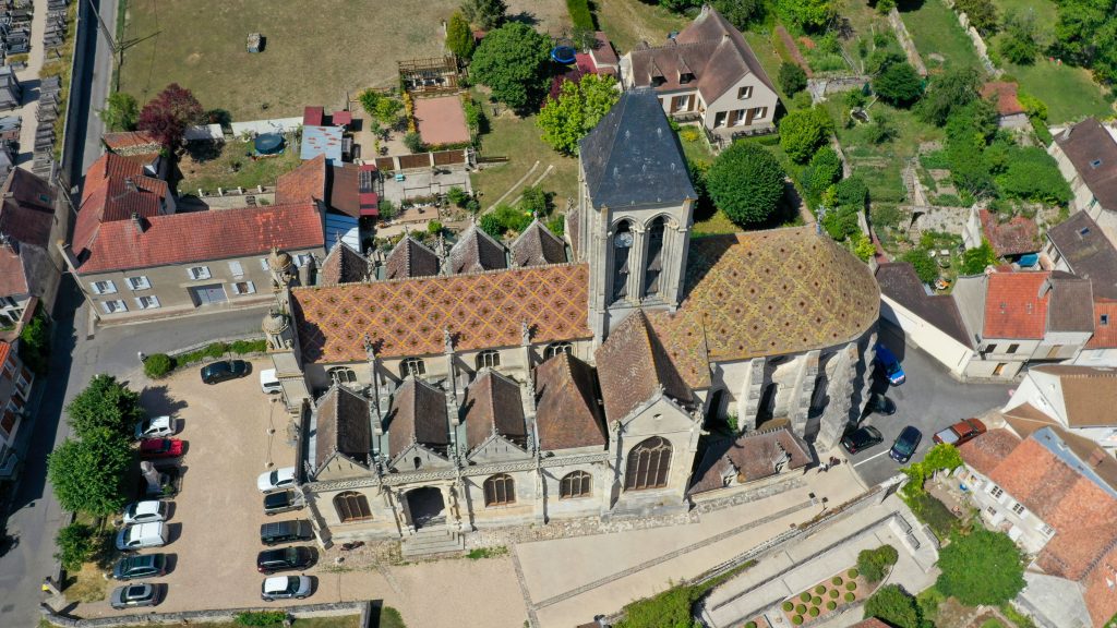 Vue par drone de l'église Notre-dame de Vetheuil (95)