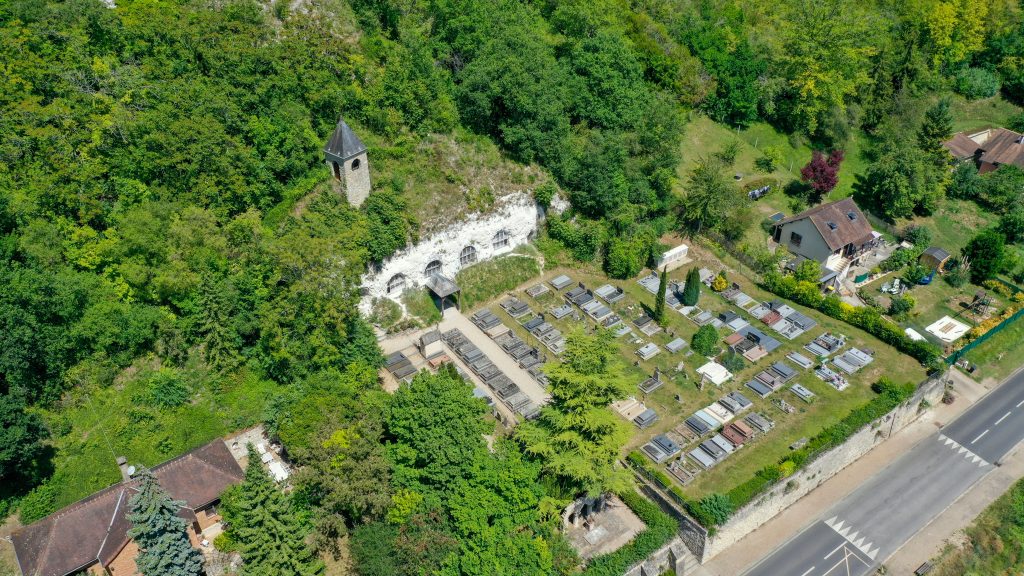 Vue par drone de l'église Troglodytique de l'Annonciation de Haute-Isle