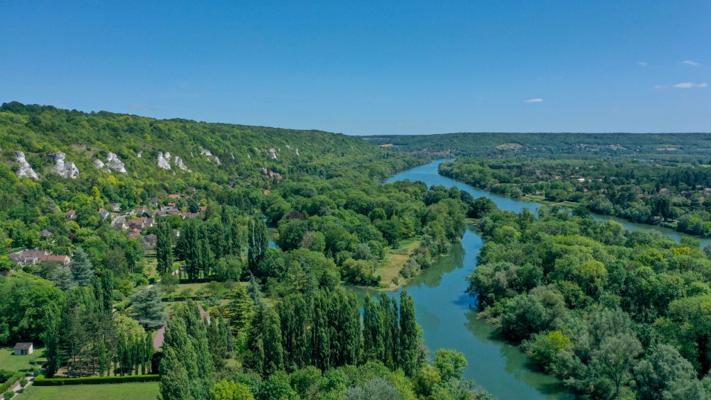 Vue par drone des falaise de la vallée de Haute-Isle (Val d'Oise)