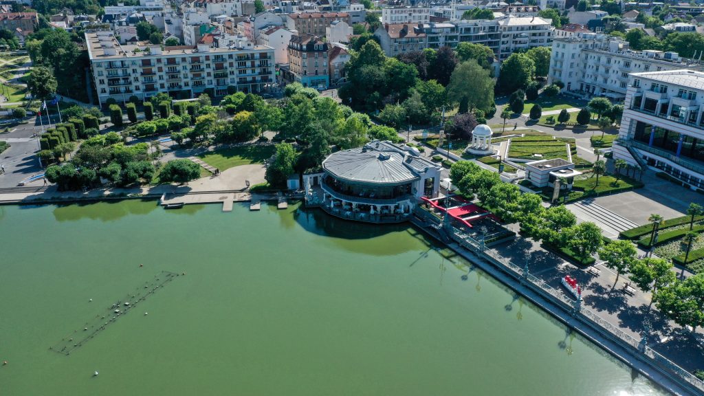 Image aérienne par drone du restaurant le Fouquet's au bord du lac d'Enghien-les-Bains