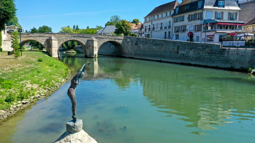 La sirène Evila prise par drone au pont de l'Isle-Adam