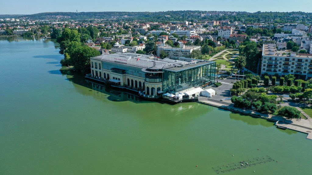 Image aérienne par drone du casino Barrière d'Enghien-les-Bains
