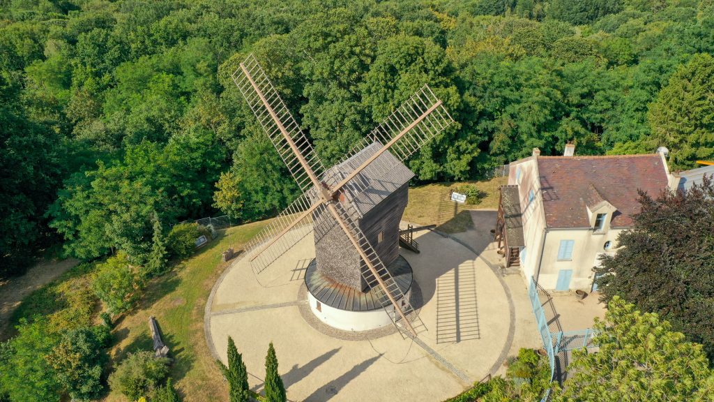Vue aérienne par drone du Moulin de Sannois dans le Val d'Oise