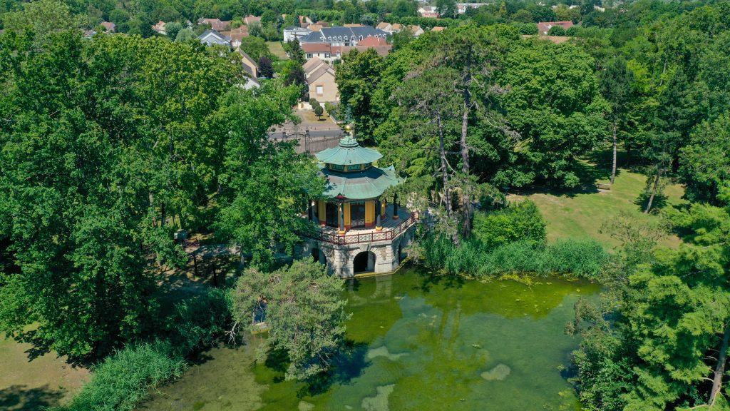 Vue par drone du Pavillon Chinois à l'Isle-Adam