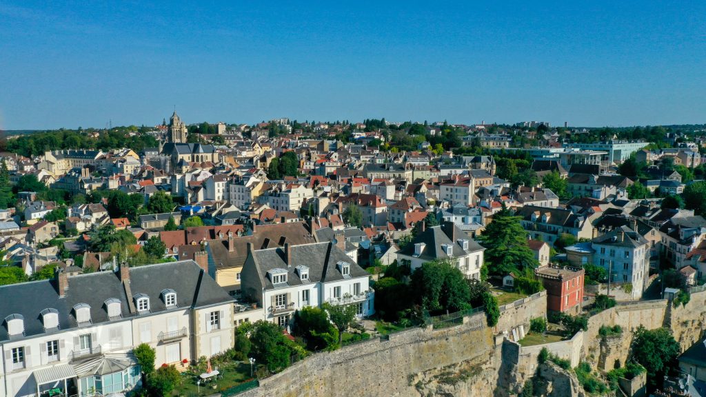 Vue de Pontoise par drone depuis le fleuve