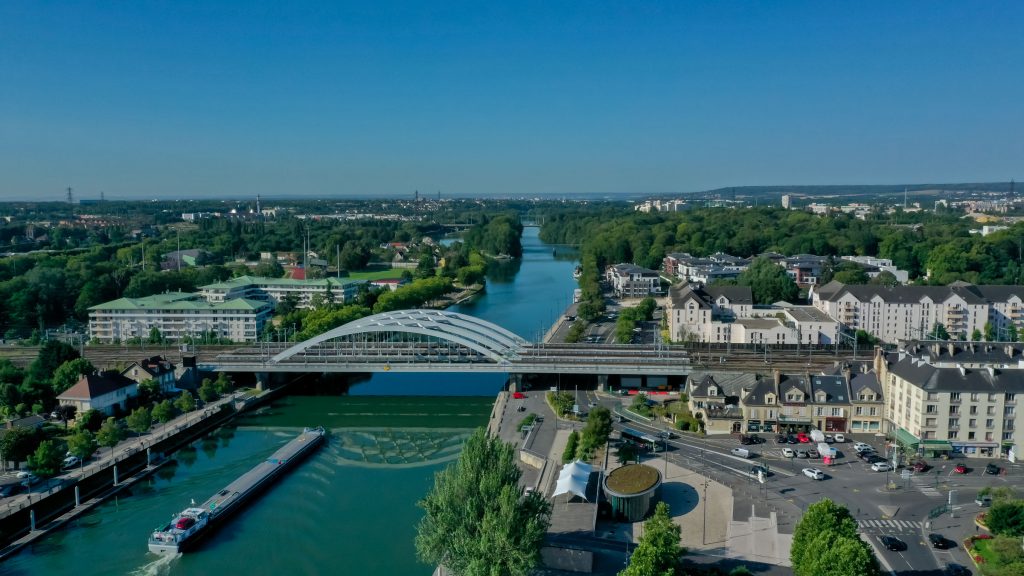 Vue par drone de l'Oise le pont ferroviaire et de la gare de Pontoise