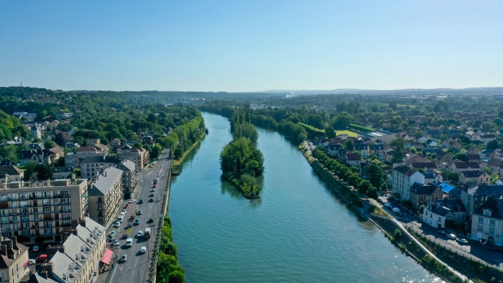 Vue de Pontoise par drone depuis le fleuve