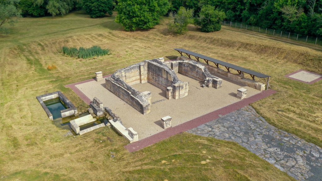 Vue par drone du Sanctuaire Gallo-Romain des Vaux de la Celle à Genainville