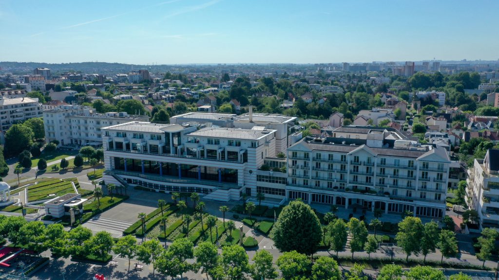 Vue par drone de Valvital, les thermes d'Enghien-les-Bains dans le Val d'Oise