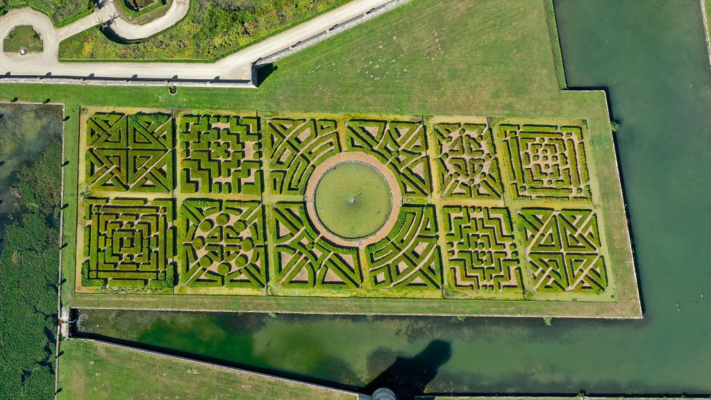 Photo artistique par drone du jardin du domaine de Villarceaux à Chaussy