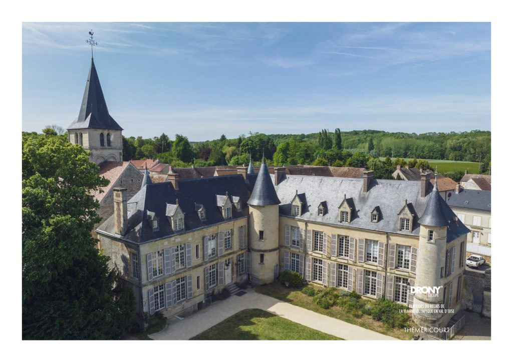 Le château et le parc de Théméricourt dans le parc naturel régional du Vexin français - vue aérienne par drone