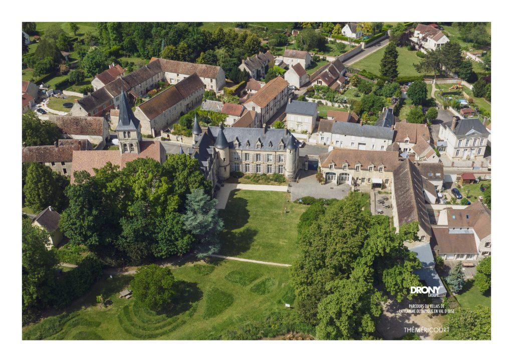 Le château et le parc de Théméricourt dans le parc naturel régional du Vexin français - vue aérienne par drone