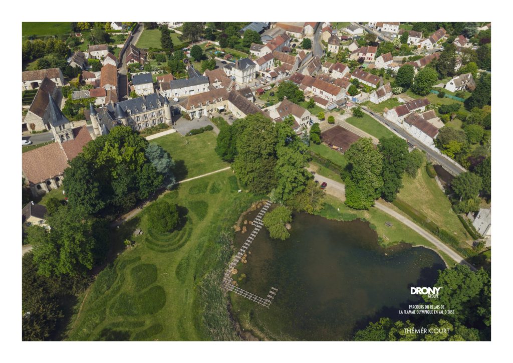 Le château et le parc de Théméricourt dans le parc naturel régional du Vexin français - vue aérienne par drone
