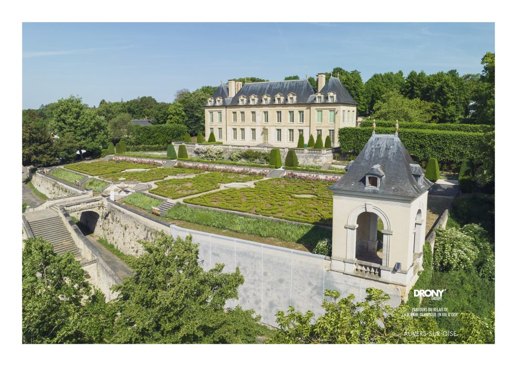 Le château d'Auvers-sur-Oise - vue aérienne par drone