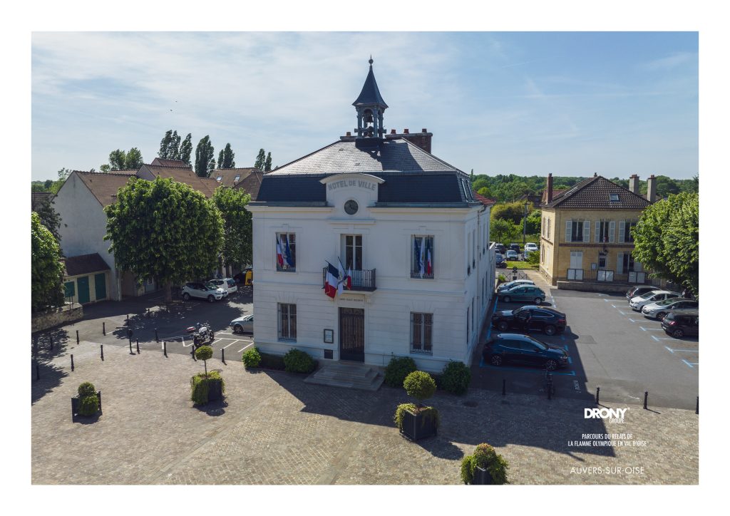 La mairie d'Auvers-sur-Oise - vue aérienne par drone