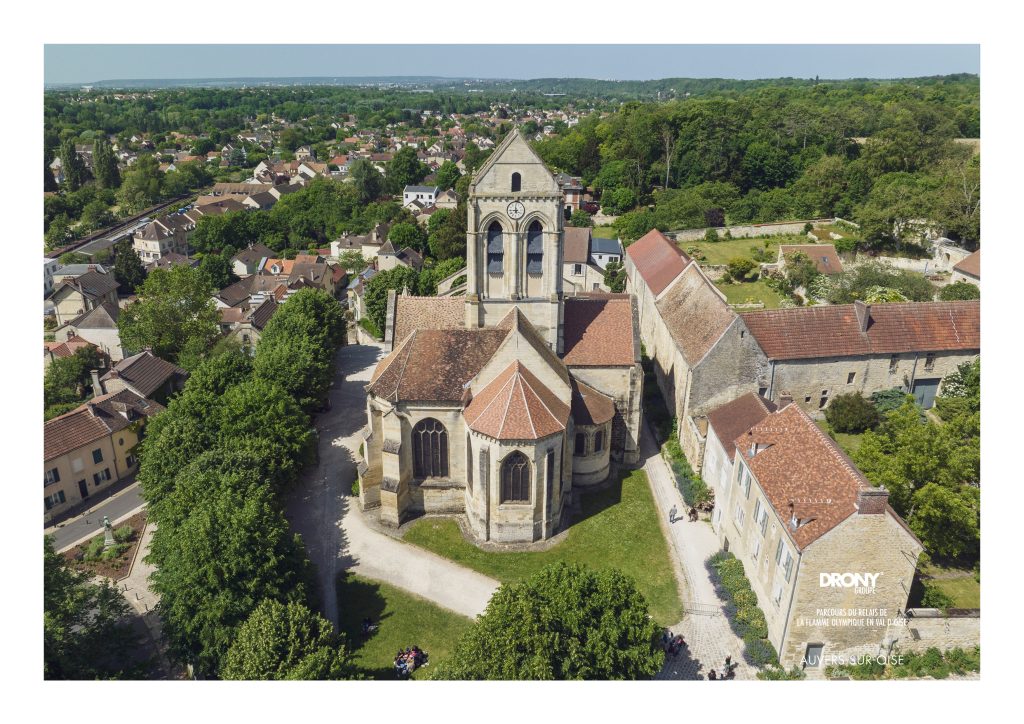 L'église Notre-Dame-de-l'Assomption d'Auvers-sur-Oise - vue aérienne par drone