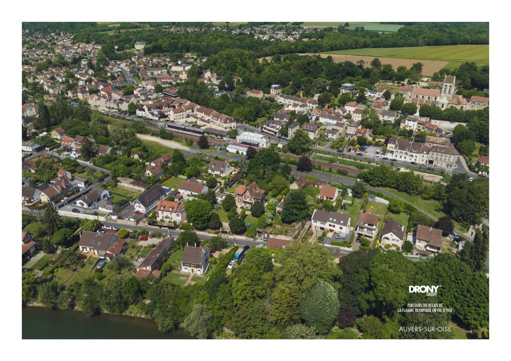 Vue générale d'Auvers-sur-Oise depuis Méry-sur-Oise - vue aérienne par drone