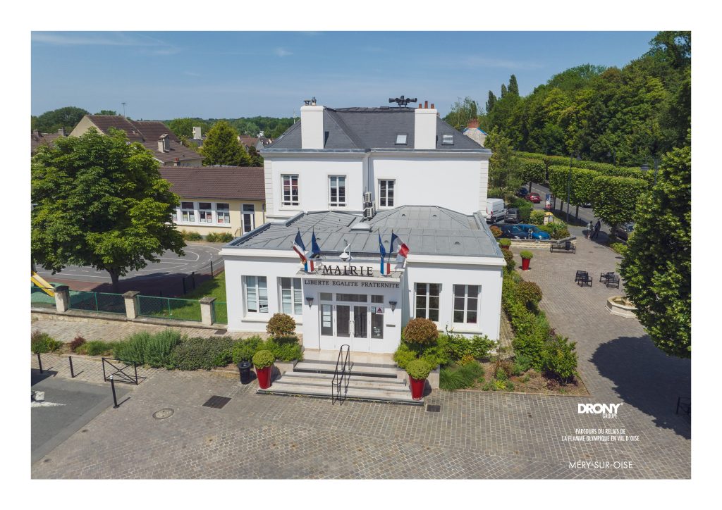 La mairie de Méry-sur-Oise - vue aérienne par drone