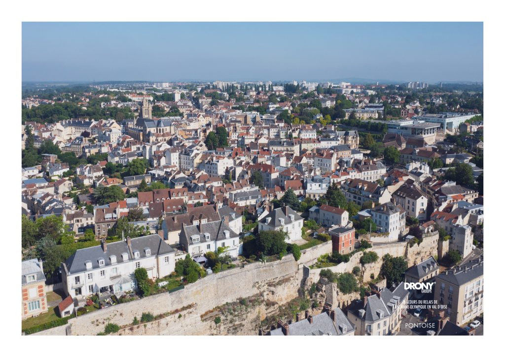 Vue générale de Pontoise depuis les quais de l'Oise à Pontoise - vue aérienne par drone