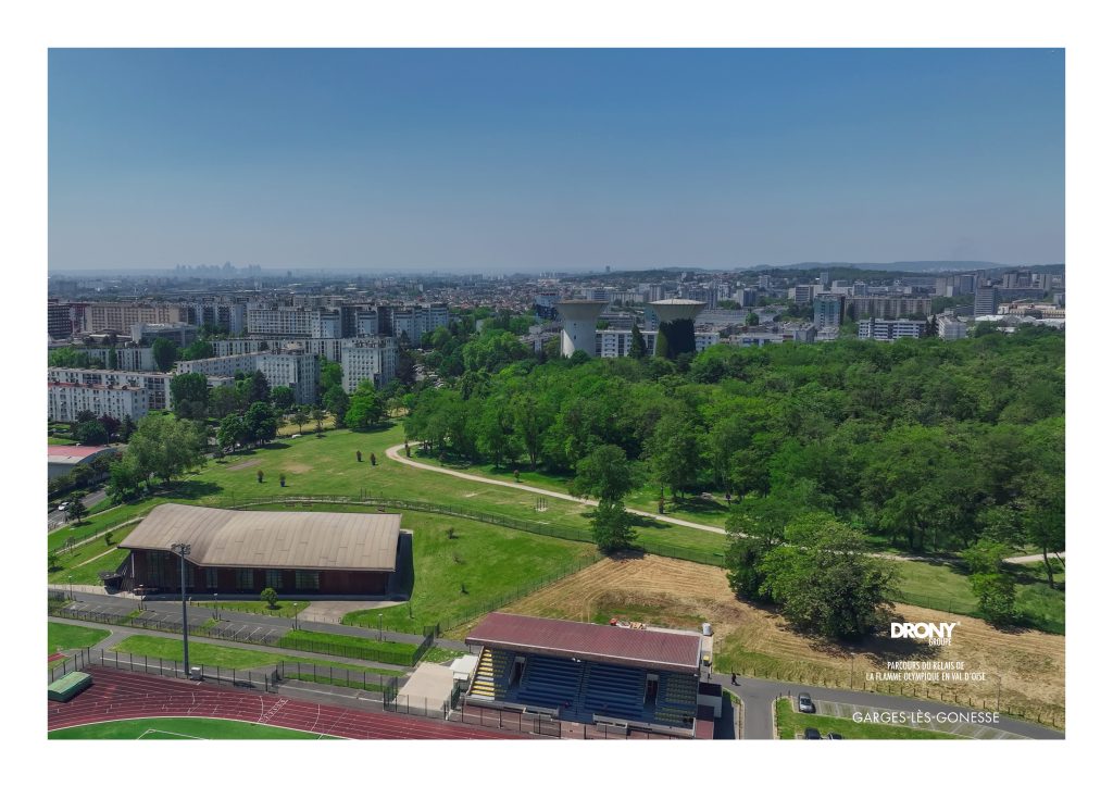 Vue du parc du Fort de Stains depuis le complexe sportif Pierre de Coubertin à Garges-lès-Gonesse - vue aérienne par drone
