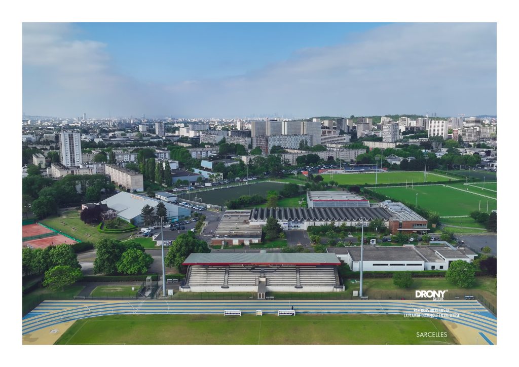 Vue de la ville de Sarcelles depuis le centre sportif Nelson Mandela à Sarcelles - vue aérienne par drone