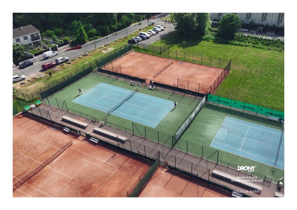 Joueuse de tennis au Stade intercommunal de Deuil-la-Barre - Vue aérienne par drone