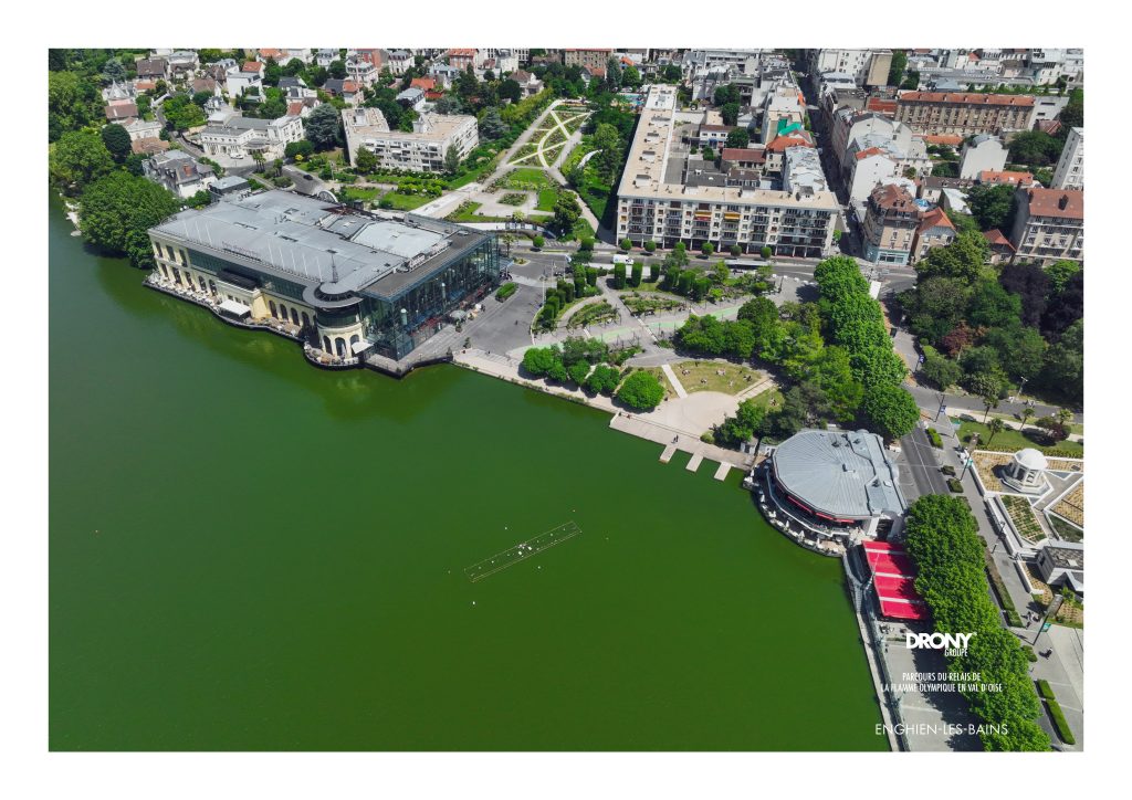 le lac, le casino Barrière et le restaurant Fouquet's d'Enghien-les-Bains - Vue aérienne par drone