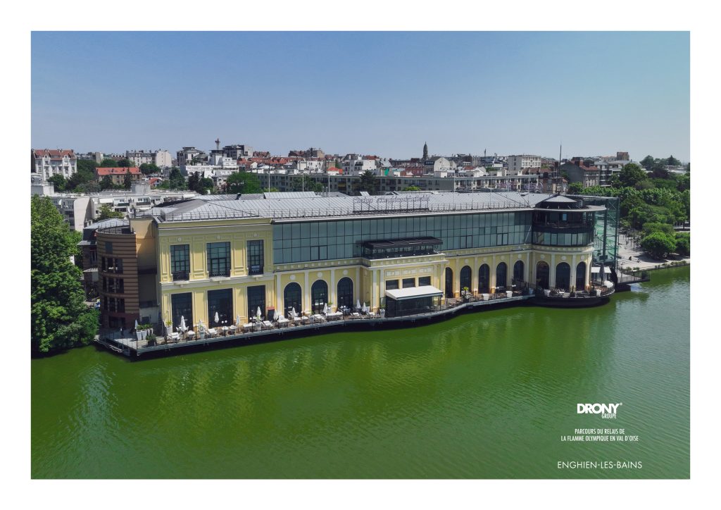 Le casino Barrière d'Enghien-les-Bains vue depuis le lac - Vue aérienne par drone