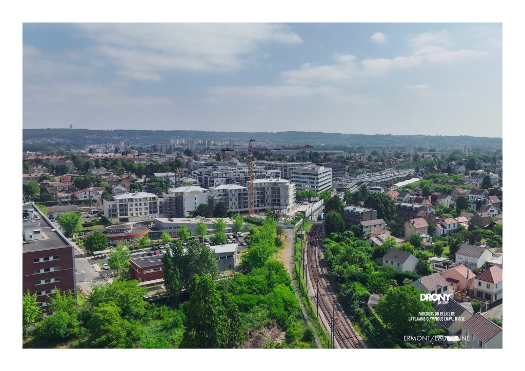 Vue de la gare de Ermont/Eaubonne depuis le complexe sportif Raoul Dautry à Ermont - Vue aérienne par drone