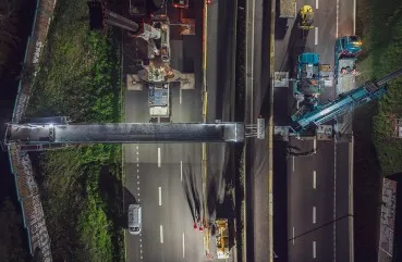 Vue aérienne drone en topshot du démontage de la passerelle piétonne de l'autoroute A15 à hauteur de Sannois dans le département du Val d'Oise