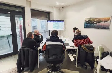 Cours en salle pendant une formation télépilote drone civil
