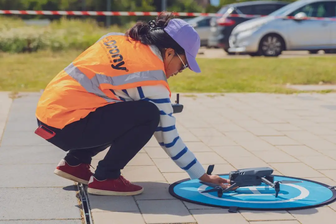 Jeune femme télépilote drone civil