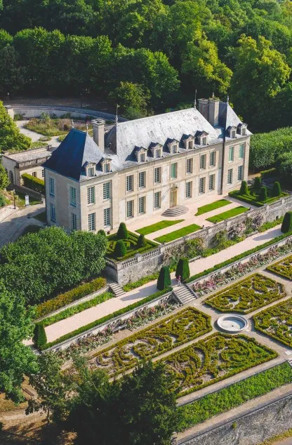 Vue aérienne par drone du Château d'Auvers-sur-Oise dans le département du Val d'Oise