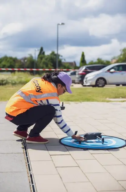 Jeune femme télépilote drone civil 