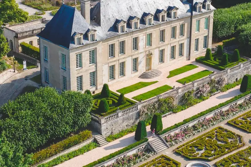 Vue aérienne par drone du Château d'Auvers-sur-Oise dans le département du Val d'Oise