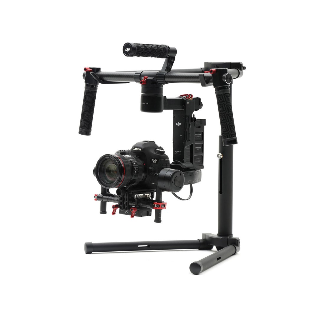 Nacelle à main DJI Ronin-M équipée de son Reflex pour la prise de vue stabilisée au sol