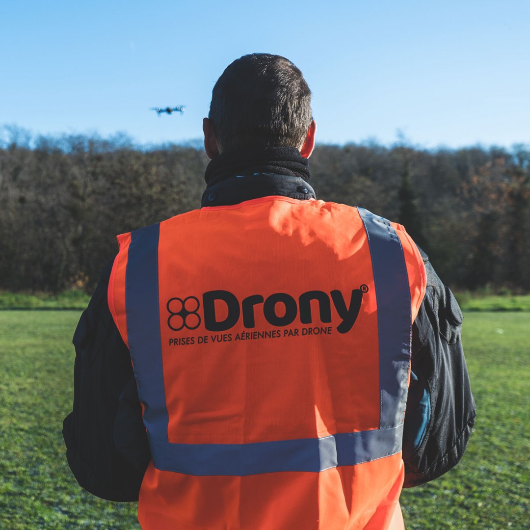 Stagiaire télépilote drone en formation sur un terrain dédié à la pratique