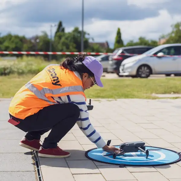 Jeune femme télépilote drone civil 