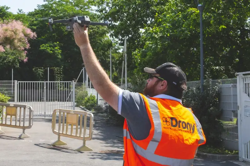 Pierre, instructeur télépilote qui récupère un drone à la main