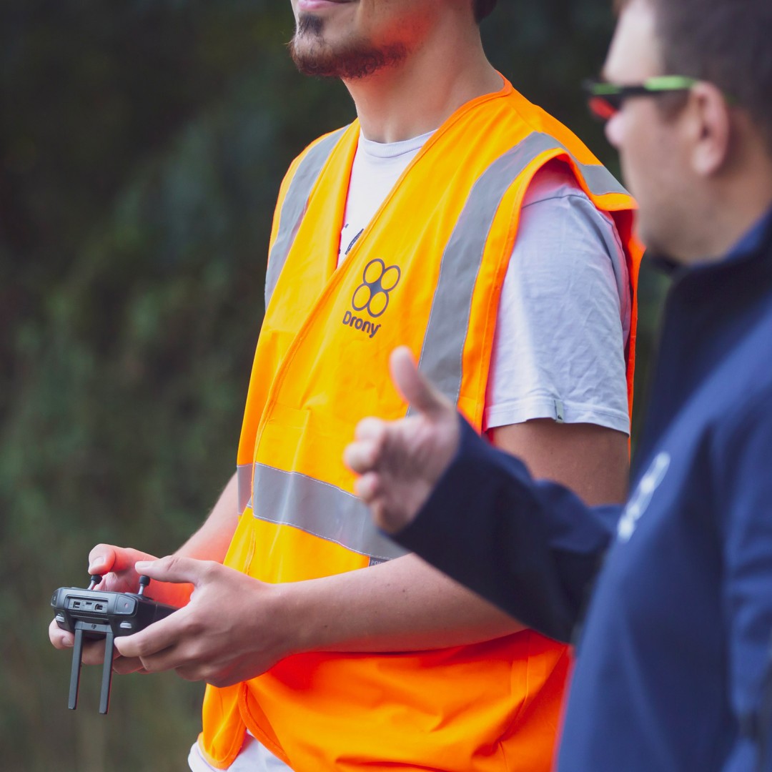 Stagiaire drone lors de son premier décollage de drone supervisé par notre instructeur/formateur drone